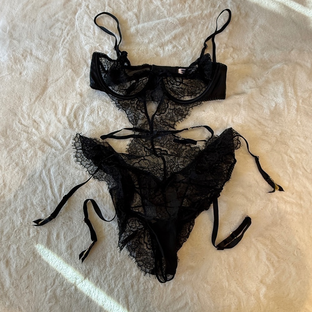 New! Victoria’s Secret Lace Ruffle Peek-a-Boo Teddy Black 45917 - Picture 6 of 15